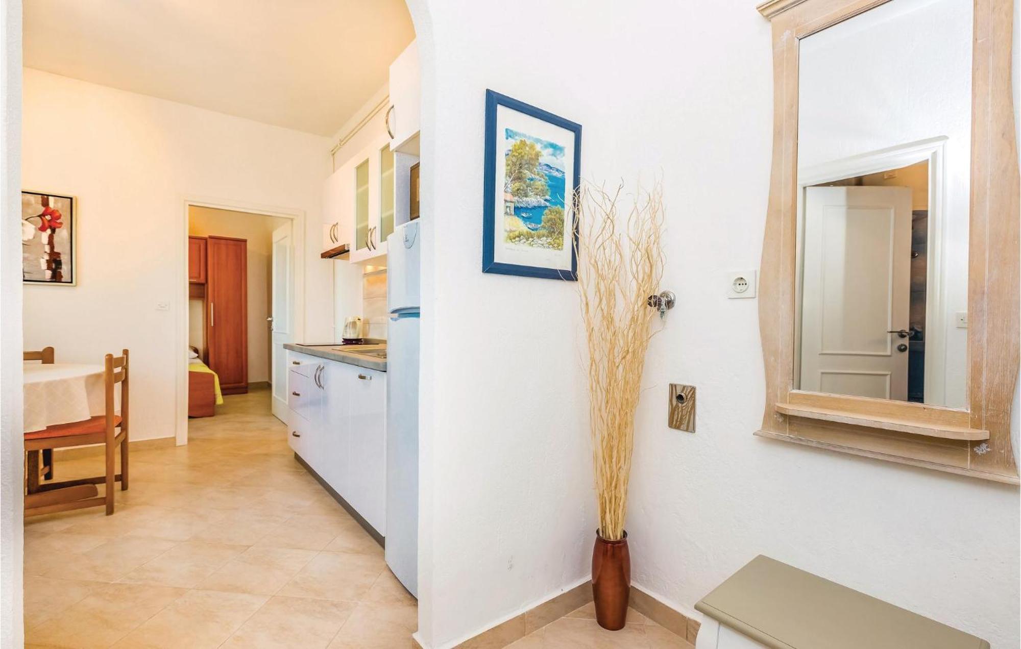 1 Bedroom Awesome Apartment In Supetarska Draga Exterior foto
