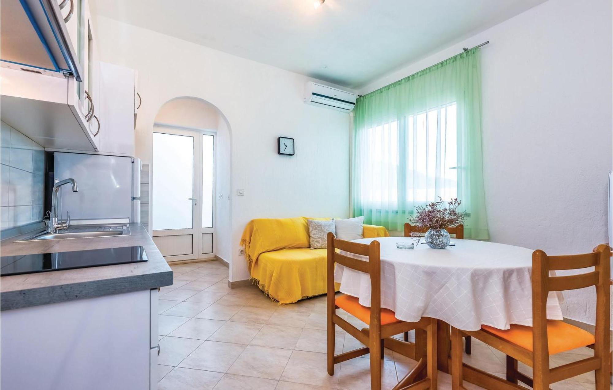 1 Bedroom Awesome Apartment In Supetarska Draga Exterior foto